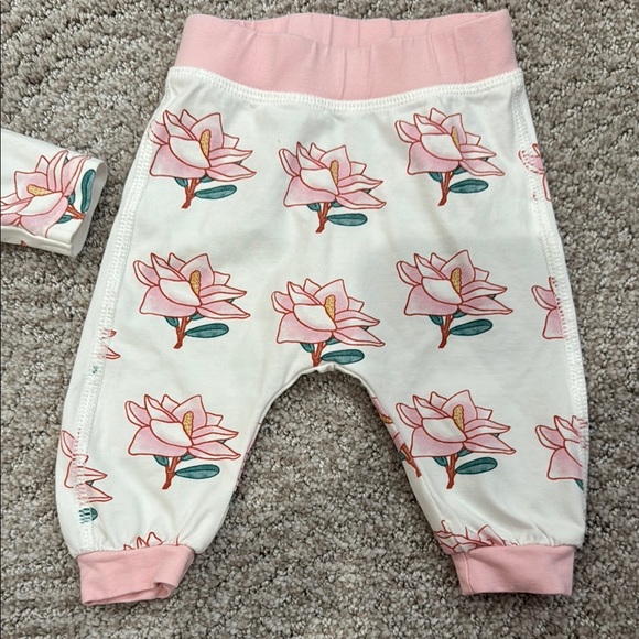 Monica and Andy baby girl set onesie 0-3 mo Magnolia Floral Baby Outfit with Hat - Picture 8 of 9